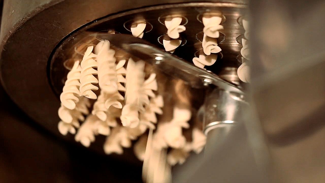 Pasta - Antico Pastifico Umbro, handwerklich hergestellt, Teig wird durch Bronzestanzen gedrückt