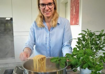 Zubereitung italienische Pasta mit Trüffel und Parmesan, SeasonDelicatessen