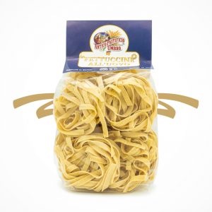 Fettuccine - Feinste, breite Pasta aus Hartweizengrieß und Ei von Antico Pastifico Umbro, wird nach handwerklicher Tradition und ursprünglicher Rezeptur hergestellt.