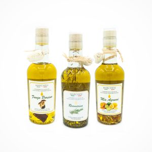 Das italienische Olivenöl Extra Vergine wird gewonnen aus Oliven der Olivenhaine in Montelibretti der Familie Marchesi. Es hat eine typisch gelbe Farbe, schmeckt und duftet nach frischen Oliven mit angenehmer Note der entsprechenden Aromen- Steinpilz, Rosmarin und Zitrusfrüchte.