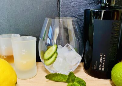 Zutaten für den Alm Cocktail - Edelschwarz Gin mit Holunderblütensirup, Minze udn Tonic Water - probieren lohnt sich
