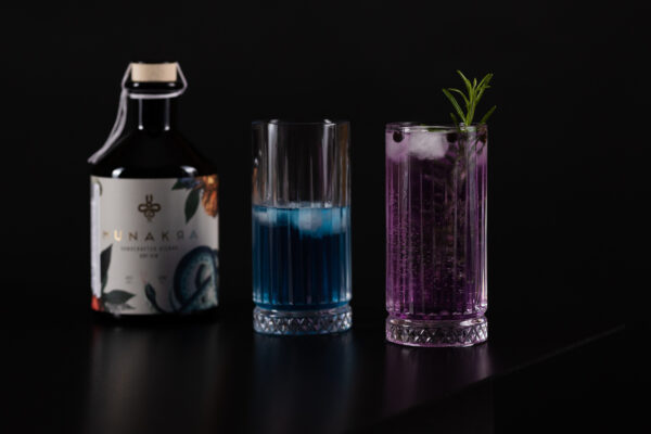 Munakra Gin – HANDCRAFTED VIENNA DRY GIN, eine Wacholderspirituose mit außergewöhnlicher, ausbalancierter Aromatik und floralen Zitrusnoten. Geheimnisvoll. Natürlich. Handgemacht. Natürlicher Farbwechsel auf Grudn mystischer Blume von blau auf vio. Florale Zitrusnoten