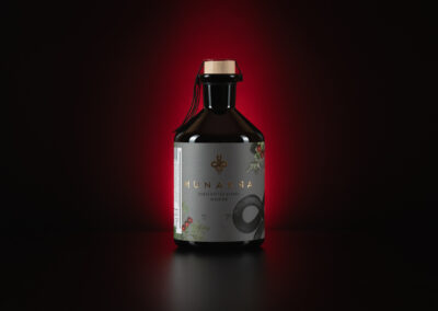 Munakra Gin – HANDCRAFTED VIENNA DRY GIN, eine Wacholderspirituose mit außergewöhnlicher, ausbalancierter Aromatik und floralen Zitrusnoten. Geheimnisvoll. Natürlich. Handgemacht. Der schwarze von Munakra mit natürlichem Farbwechsel, Gin