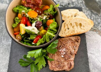 Sommer Rezeptidee Caesar Salad, der Klassiker mit gegrilltem oder gebratenem Beef Rindfleisch. Fassona Ridnfleisch - zartes aus Italien. Genuss aus Italien. Tolle Rezeptidee