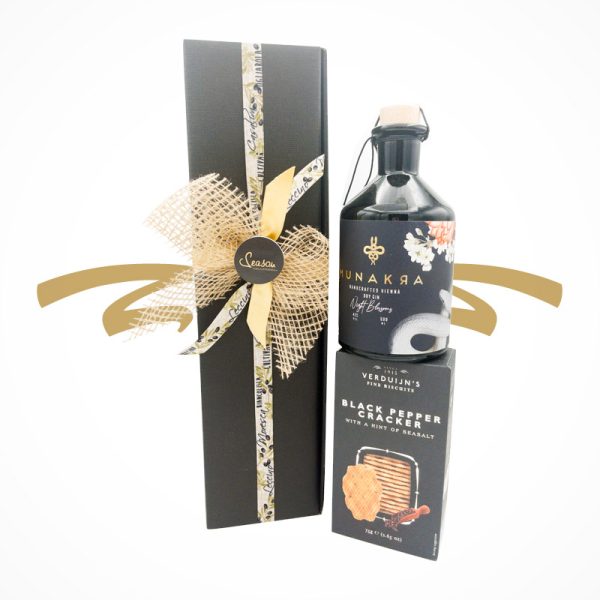 Geschenkbox mit Gin und Salzgebäck